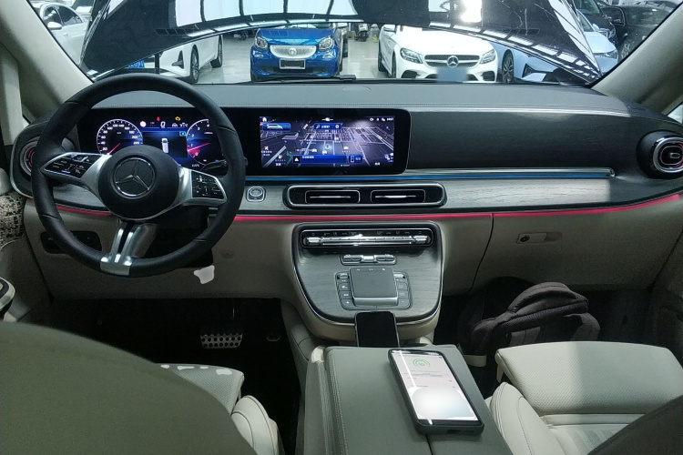奔驰V级 2024款 V 300 L 长轴距尊贵版中控内饰12