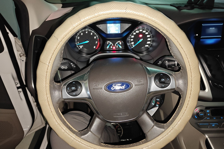 福特 福克斯 2012款 三厢 1.6L 自动风尚型中控内饰13