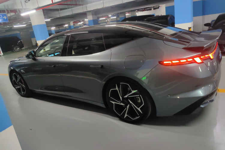 领克Z10 2024款 95kWh 702km四驱智驾Ultra车身外观4