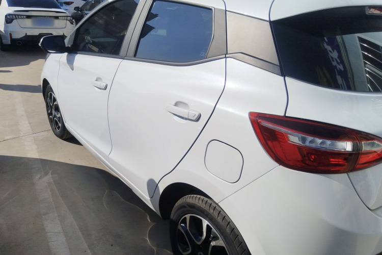 江铃集团新能源 易至EV3 2022款 小雷达悦跑型车身外观4