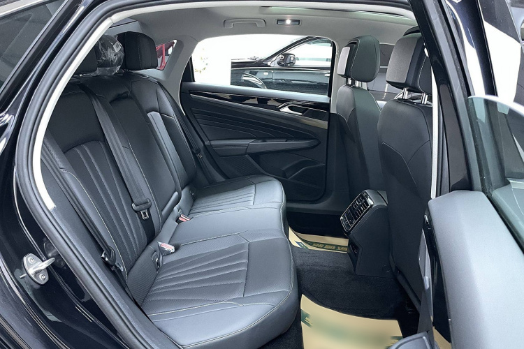 大众 帕萨特 2025款 出众款 380TSI 星空龙腾版中控内饰7008