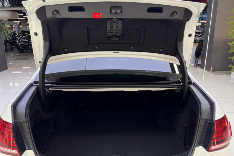 奔驰E级 2014款 改款 E 300 L 运动型中控内饰7007