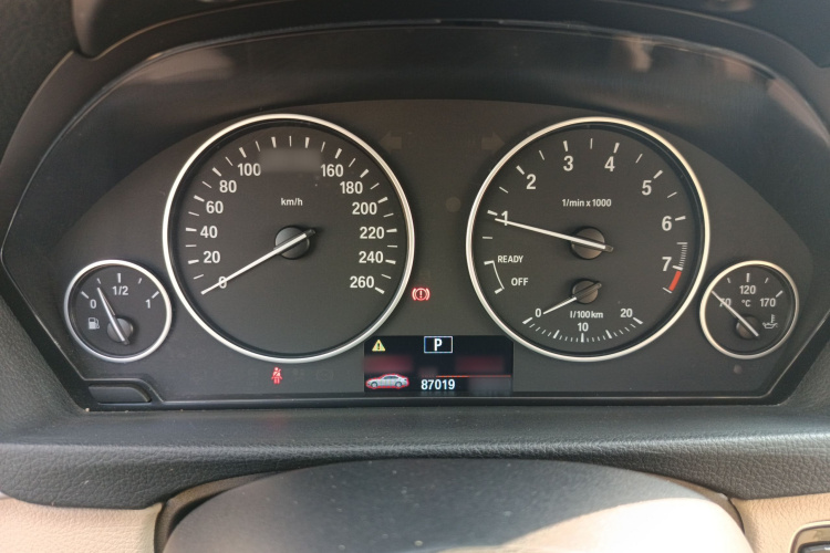 宝马3系 2013款 316i 进取型局部细节14