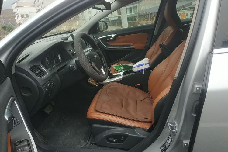 沃尔沃S60 2014款 S60L 2.0T 智远版中控内饰19