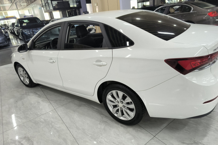 别克 英朗 2021款 改款 典范 1.5L 自动精英型车身外观4