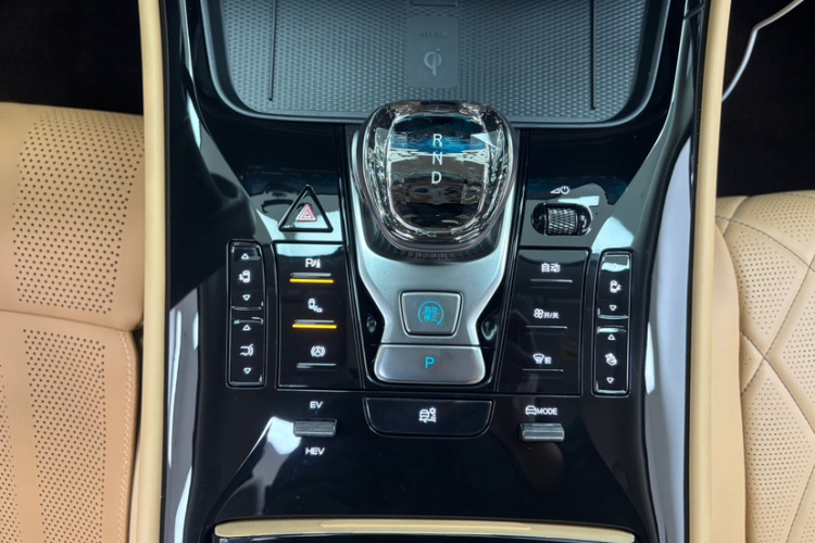 腾势D9 2024款 DM-i 980 四驱尊荣型中控内饰7011