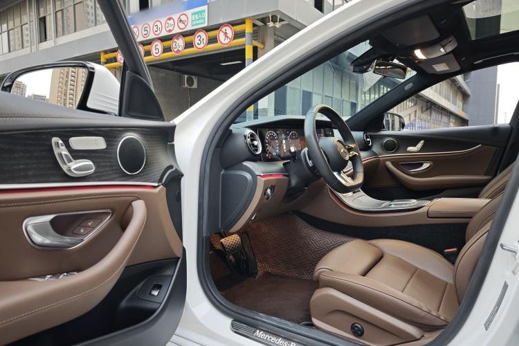 奔驰E级 2023款 改款 E 260 L 运动型中控内饰7003