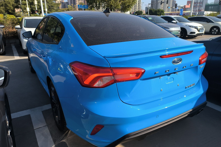 福特 福克斯 2022款 三厢 EcoBoost 180 自动ST Line车身外观4