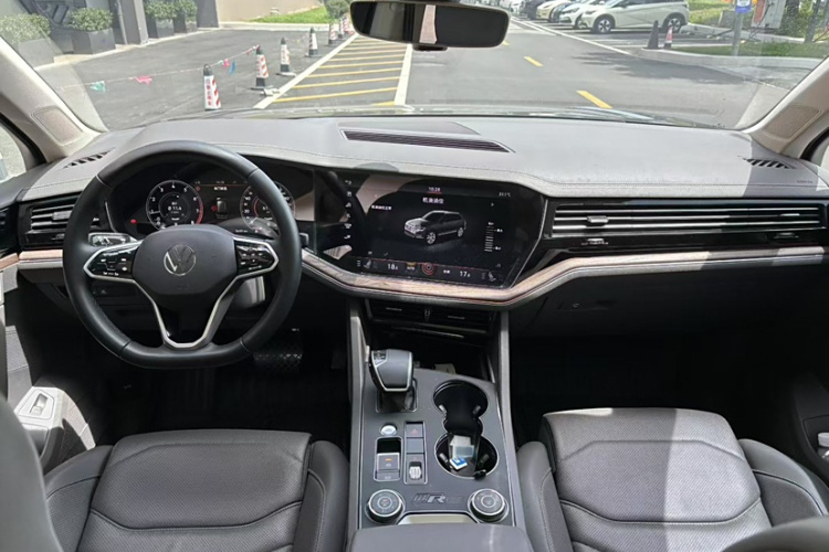 大众 途锐 2022款 2.0TSI 锐尚版中控内饰7001