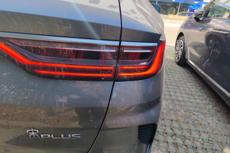 比亚迪 宋PLUS新能源 2021款 DM-i 51KM 尊荣型车身外观6001