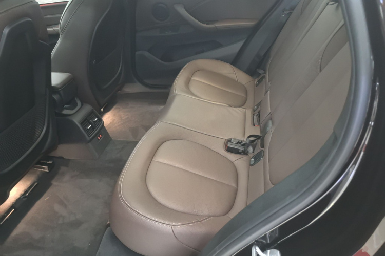 宝马X1新能源 2019款 xDrive25Le 里程升级版中控内饰7004