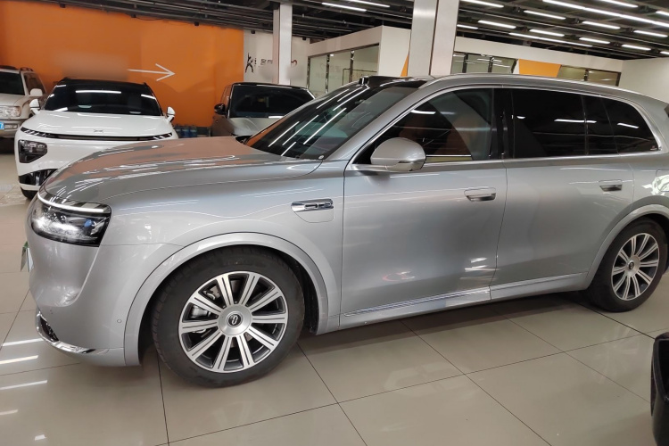 鸿蒙智行 问界M8 2025款 增程 Max+版 53.4kWh 5座版车身外观4