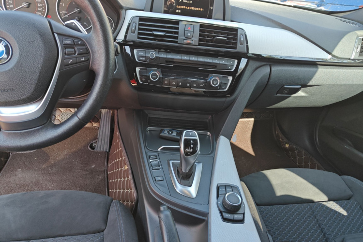 宝马3系 2017款 320i M运动型中控内饰12