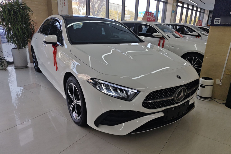 奔驰A级 2023款 A 200 L 时尚型车身外观3