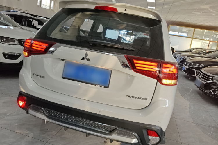 三菱 欧蓝德 2020款 2.0L 两驱畅享版 5座车身外观6