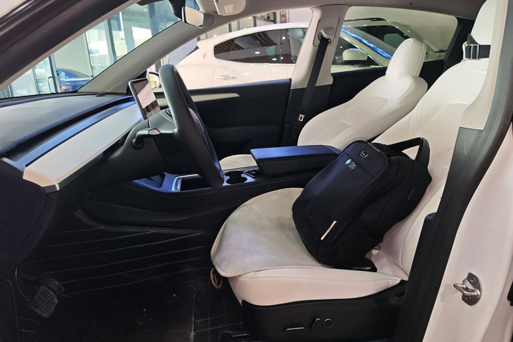 特斯拉 Model Y 2021款 长续航全轮驱动版中控内饰19