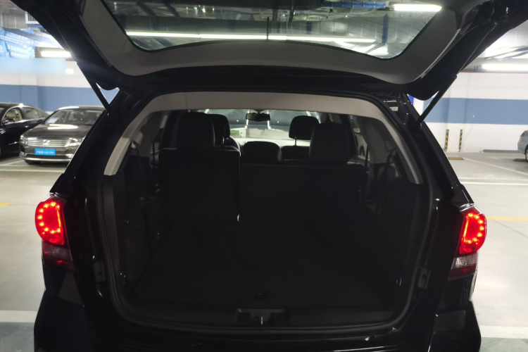 道奇 酷威 2014款 2.4L 两驱旅行版机舱底盘23