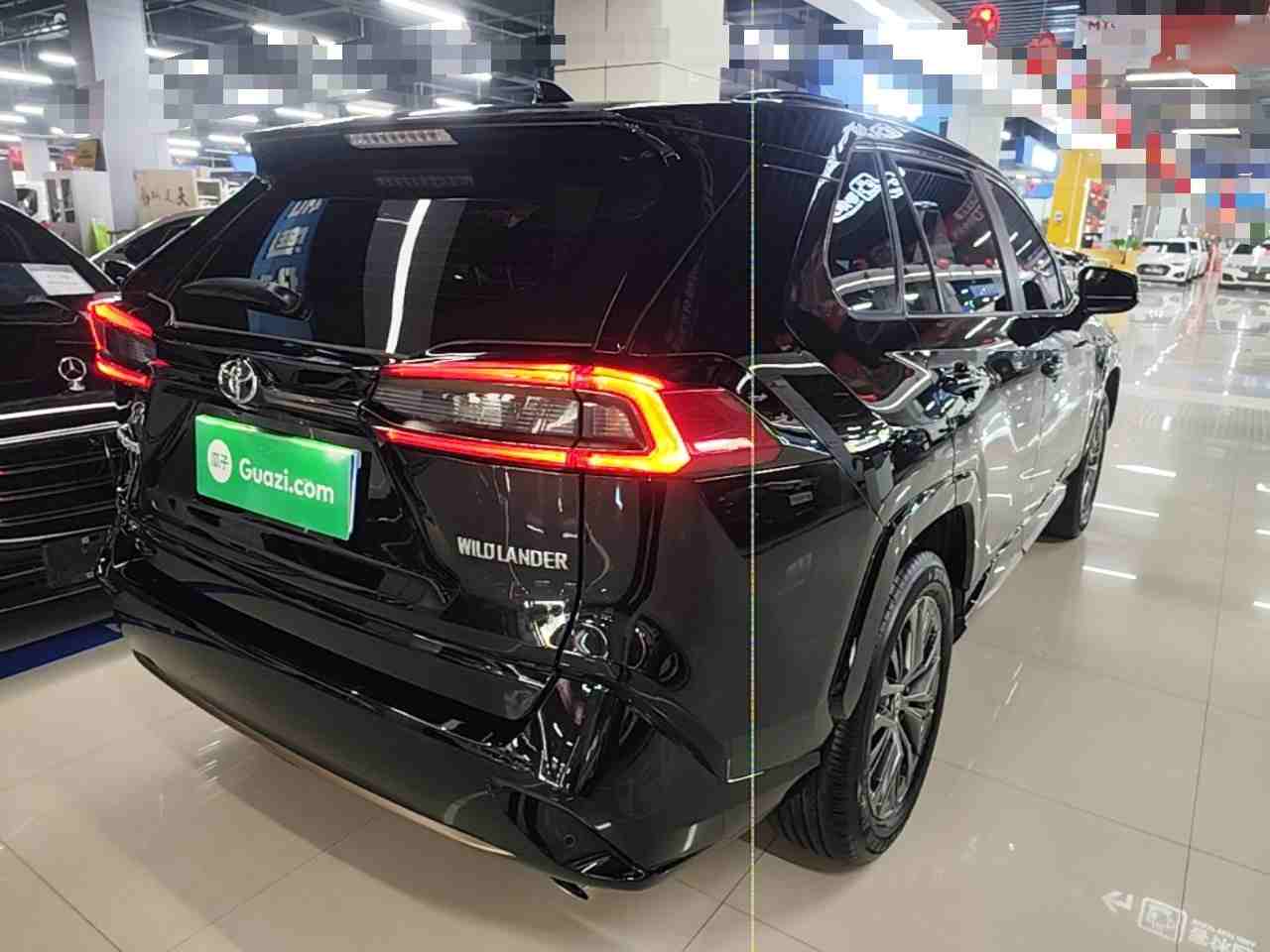 车辆右后45度外观展示
