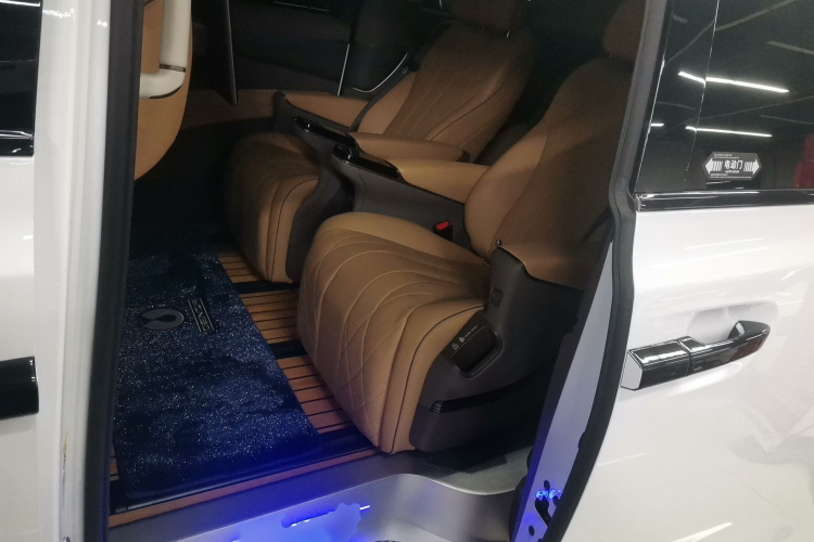 腾势D9 2024款 DM-i 980 四驱旗舰型中控内饰7004