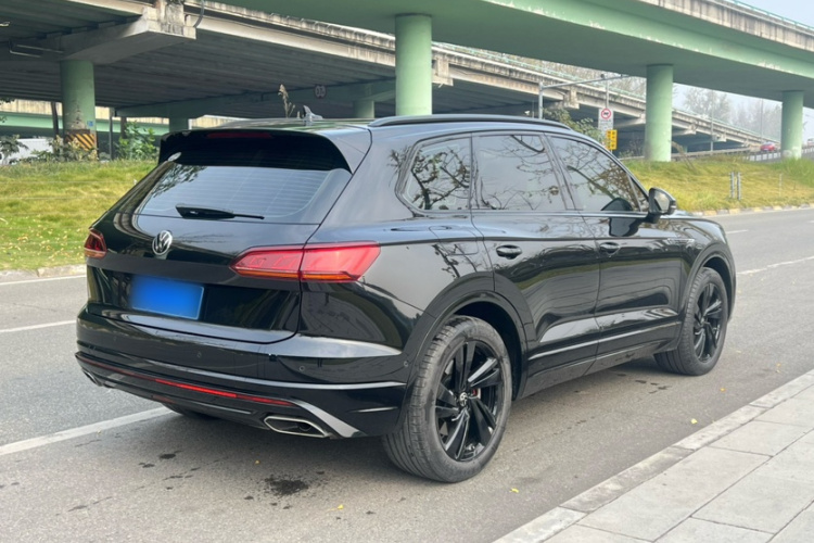 大众 途锐 2022款 3.0TSI 锐享版 曜黑运动套装车身外观6008