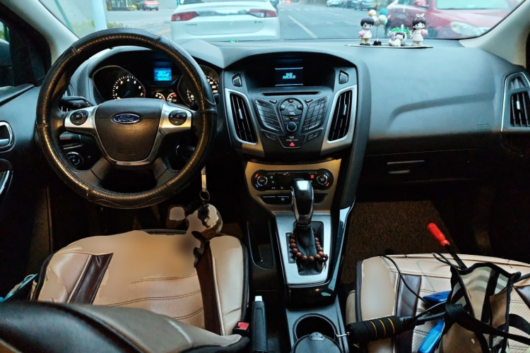 福特 福克斯 2012款 三厢 1.6L 自动风尚型中控内饰12