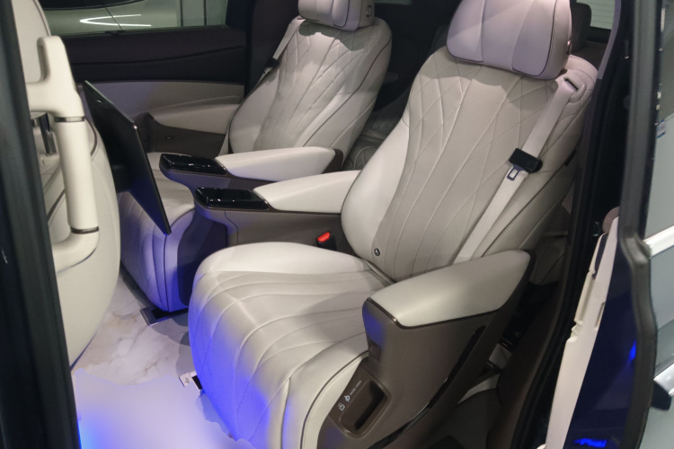 腾势D9 2022款 DM-i 970 四驱尊荣型中控内饰7004