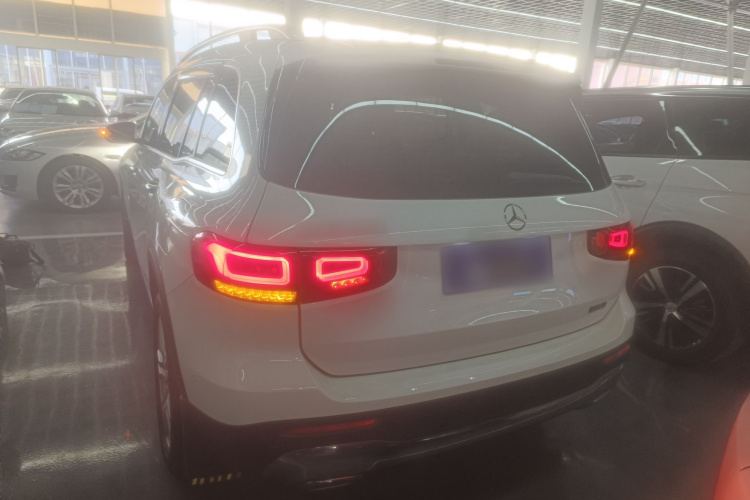 奔驰GLB 2023款 GLB 220 动感型车身外观6