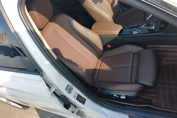 宝马3系 2019款 320Li M运动套装局部细节41