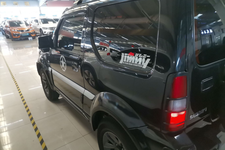 铃木 吉姆尼 2015款 1.3 MT JLX车身外观4