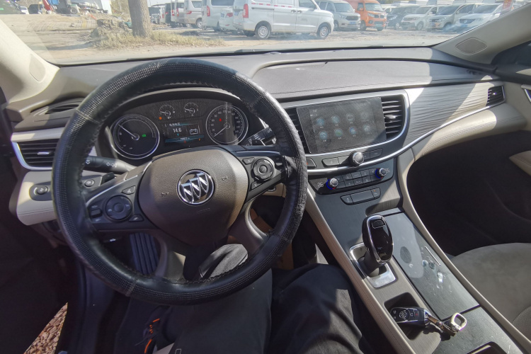 别克 君越 2018款 30H 精英型中控内饰12