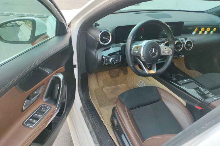 奔驰A级 2020款 A 180 L 运动轿车中控内饰20