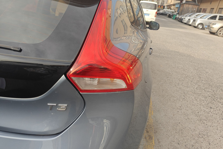 沃尔沃V40 2018款 T3 智逸版车身外观9