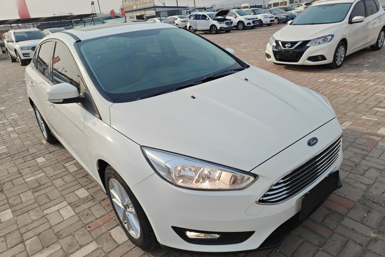 福特 福克斯 2018款 三厢经典 1.6L 自动风尚型智行版车身外观3