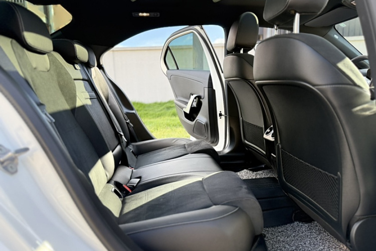 奔驰A级 2022款 改款三 A 200 L 运动轿车时尚型中控内饰7013