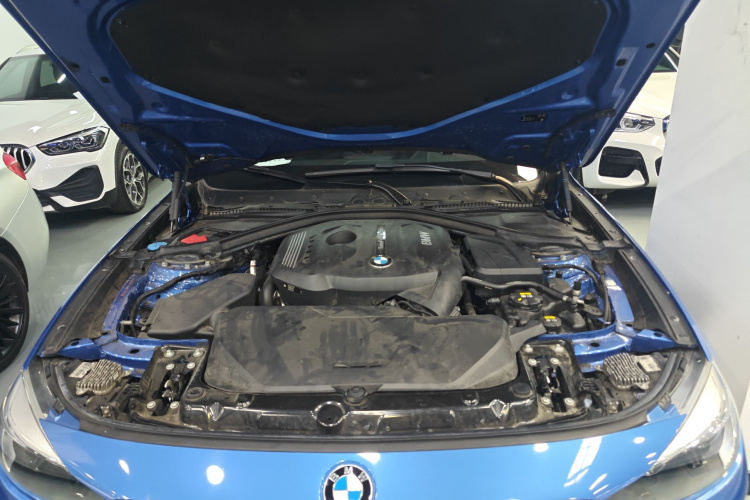 宝马3系GT 2020款 320i M运动套装机舱底盘24