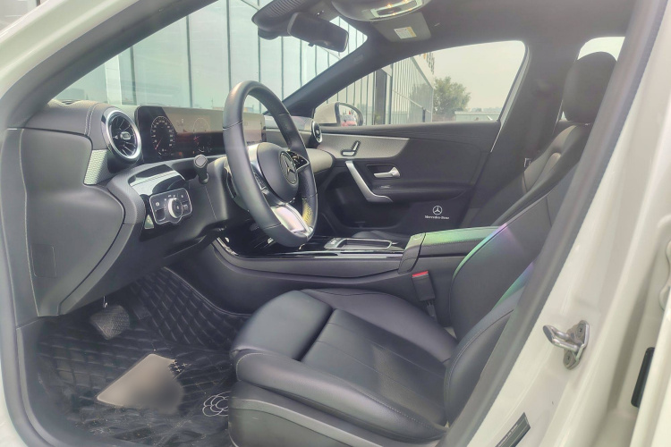 奔驰A级 2023款 A 180 L中控内饰7001