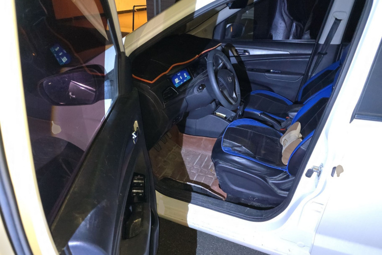 长安凯程 长安欧尚A600 2016款 1.5L 手动豪华型7座中控内饰20