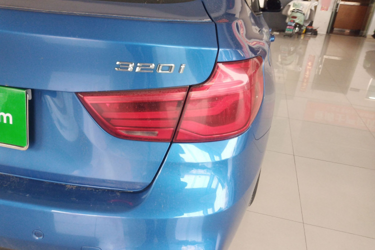 宝马3系GT 2017款 320i M运动型车身外观9