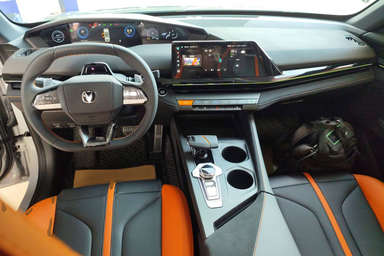 长安UNI-V 2024款 1.5T 尊贵运动型中控内饰7002