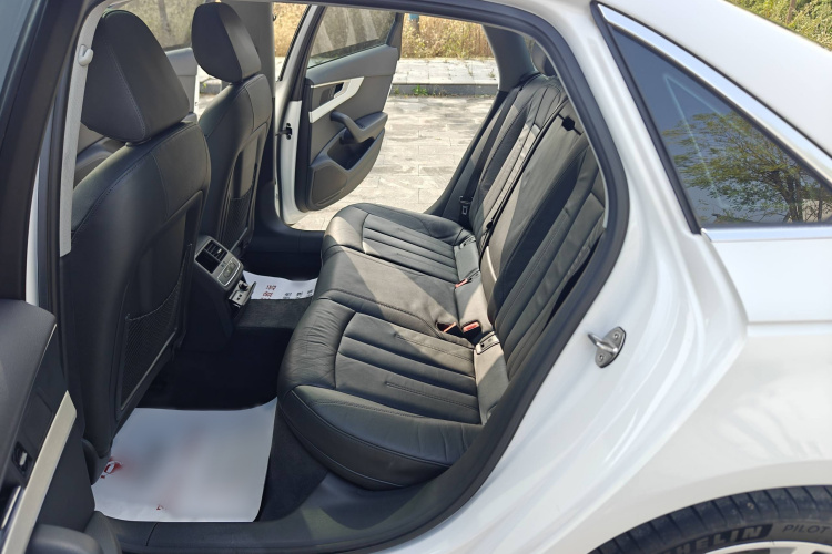 奥迪A4L 2019款 40 TFSI 时尚型 国VI中控内饰7002