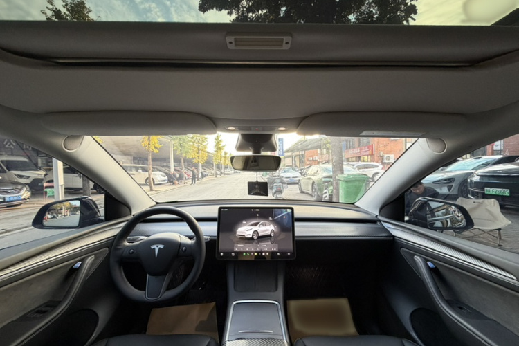 特斯拉 Model Y 2022款 改款 长续航全轮驱动版中控内饰7005