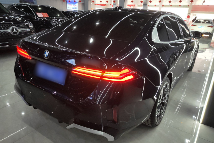 宝马5系 2025款 530Li 尊享型 M运动套装车身外观7