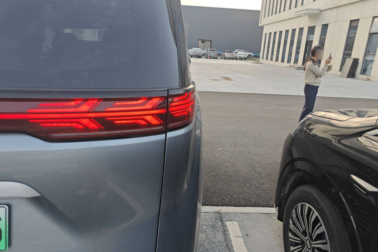 腾势D9 2022款 DM-i 945 豪华型车身外观9