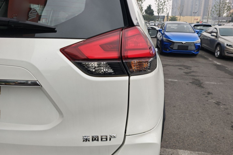 日产 奇骏 2021款 2.0L CVT 2WD XL ITS舒适纪念版车身外观9