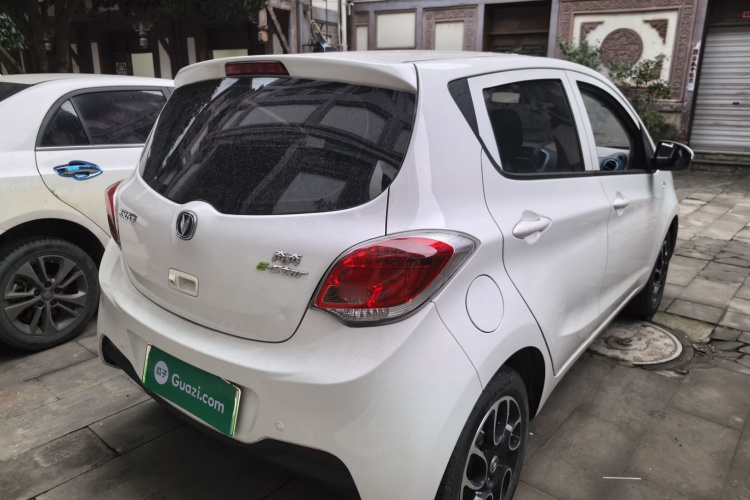 长安欧尚 奔奔E-Star 2021款 国民版 多彩款 磷酸铁锂（31.86kWh）车身外观7