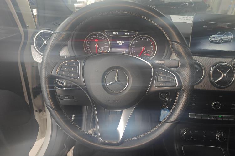 奔驰B级 2019款 B 200 动感型中控内饰13