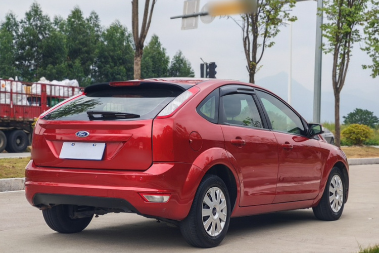 福特 福克斯 2012款 两厢经典 1.8L 自动基本型车身外观6004