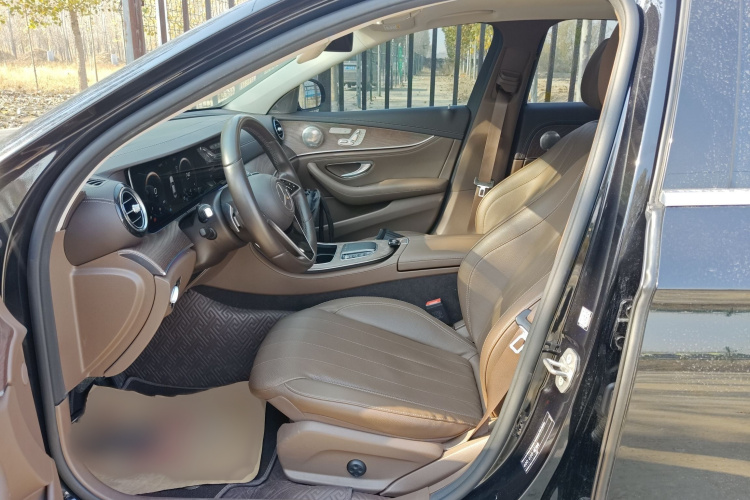 奔驰E级 2023款 改款 E 300 L 时尚型中控内饰7003