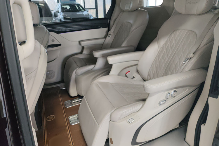 别克GL8 2020款 Avenir艾维亚 七座亲礼版中控内饰7004