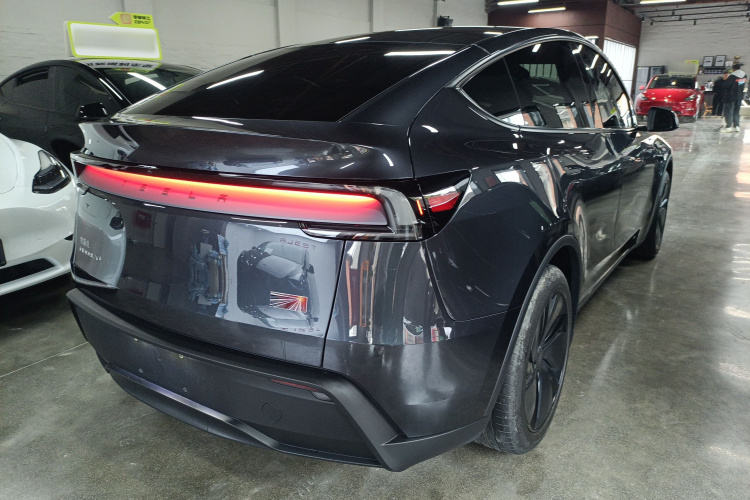 特斯拉 Model Y 2025款 长续航全轮驱动 首发版车身外观7